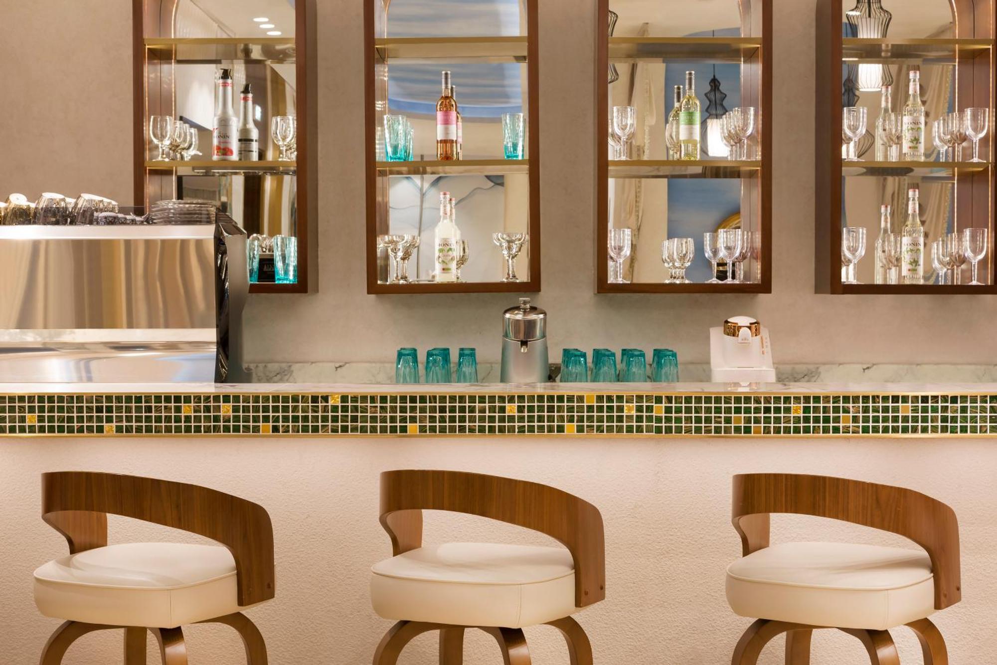 Velero Hotel Doha Lusail Ngoại thất bức ảnh The bar at the hotel