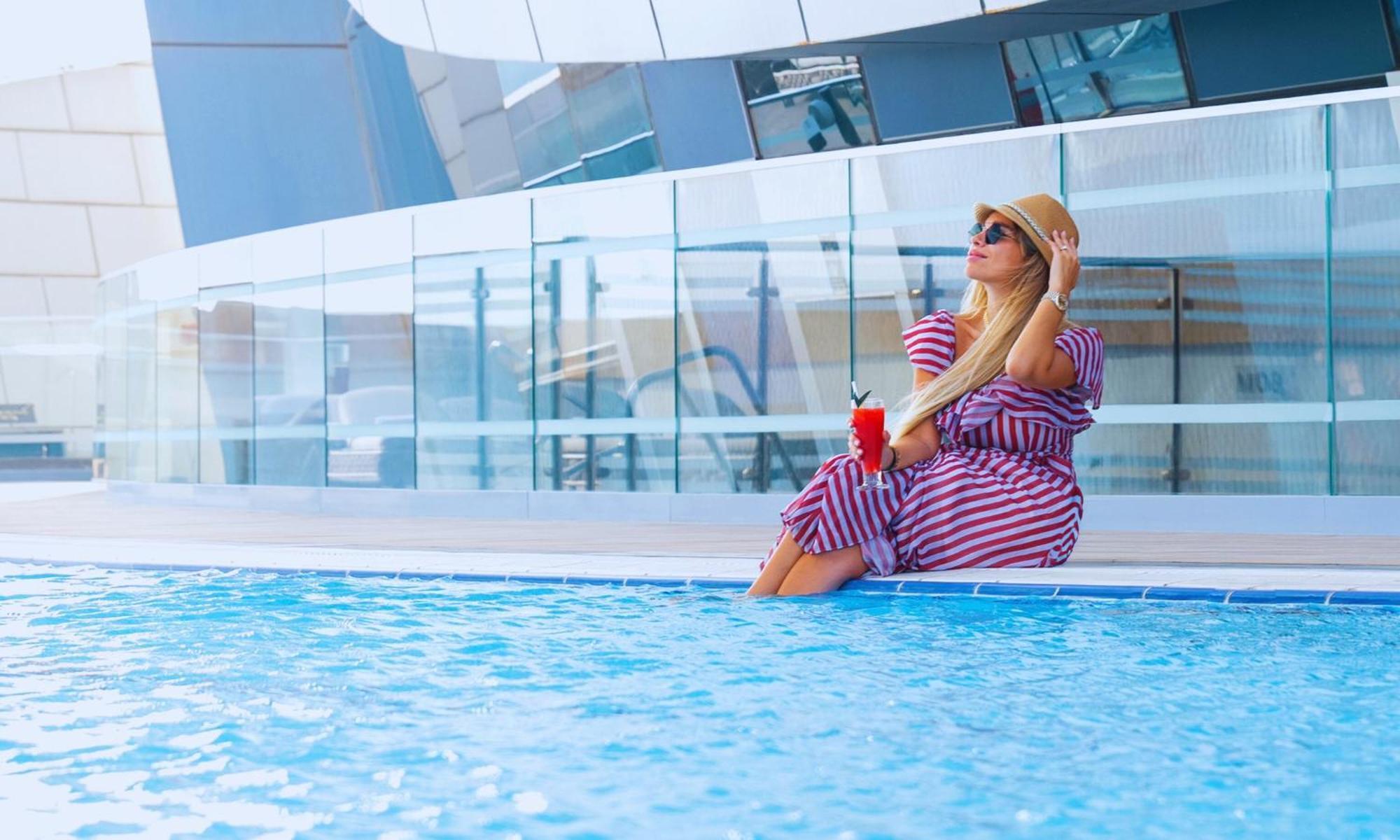 Velero Hotel Doha Lusail Ngoại thất bức ảnh A woman sunbathing
