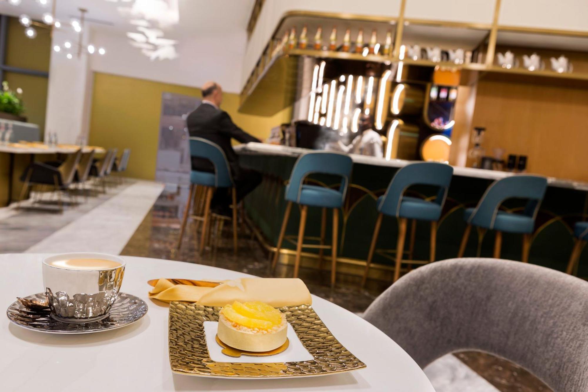 Velero Hotel Doha Lusail Ngoại thất bức ảnh The bar at the lounge