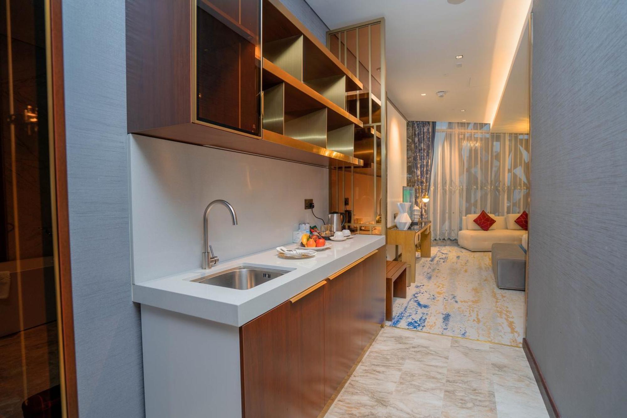 Velero Hotel Doha Lusail Ngoại thất bức ảnh A kitchen in a hotel suite