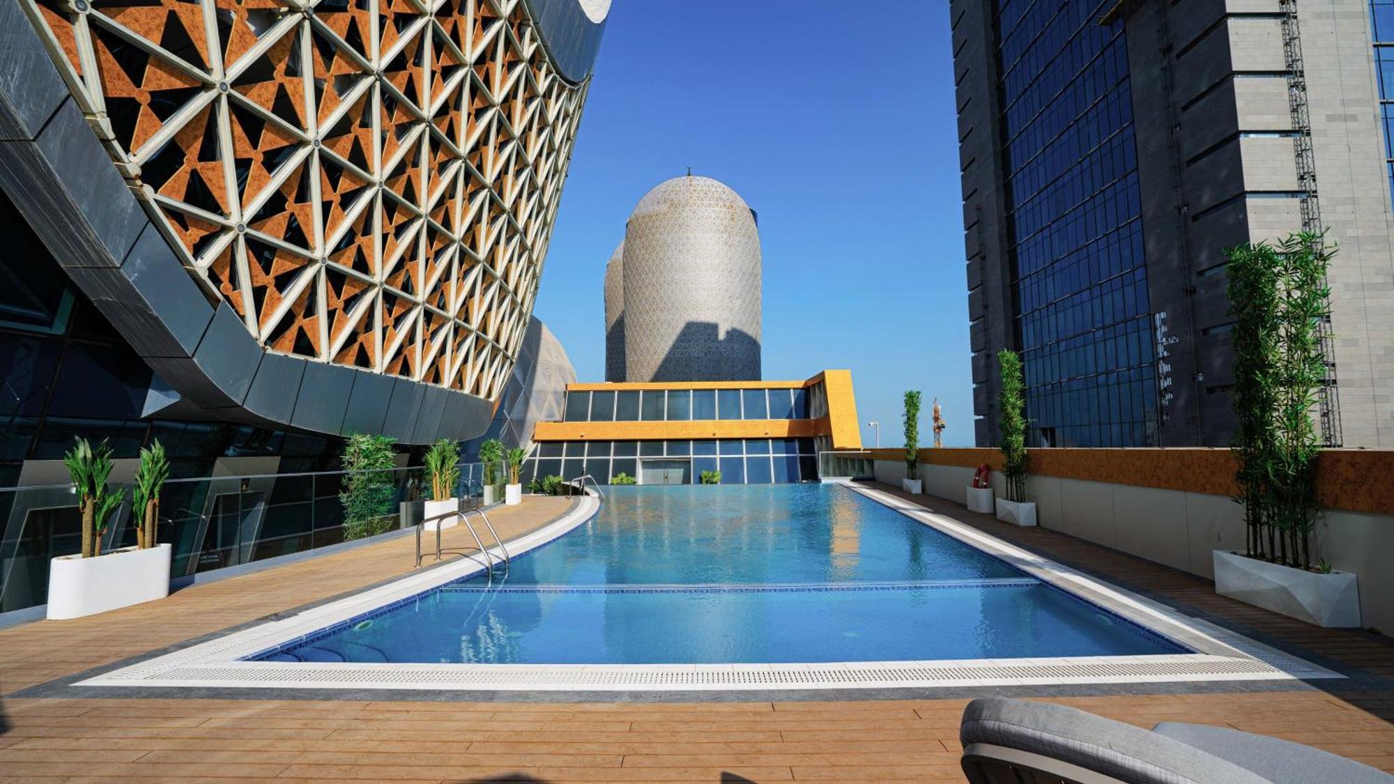 Velero Hotel Doha Lusail Ngoại thất bức ảnh The pool at the top of the hotel