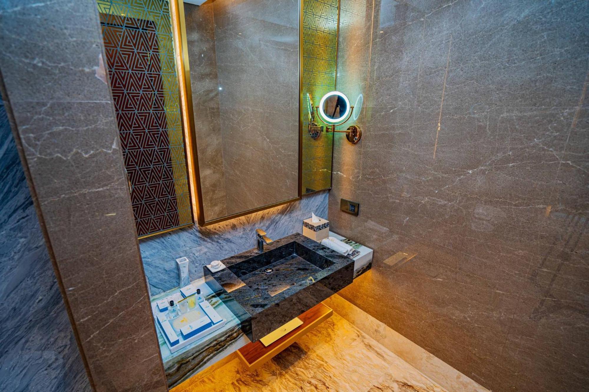 Velero Hotel Doha Lusail Ngoại thất bức ảnh Bathroom