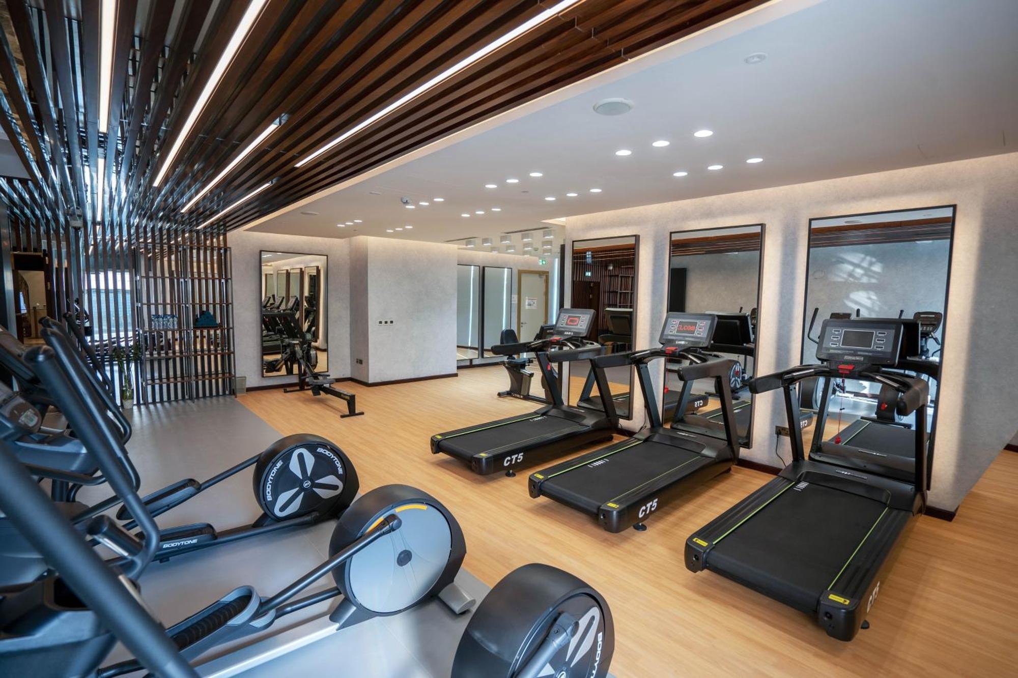 Velero Hotel Doha Lusail Ngoại thất bức ảnh The gym at the hotel